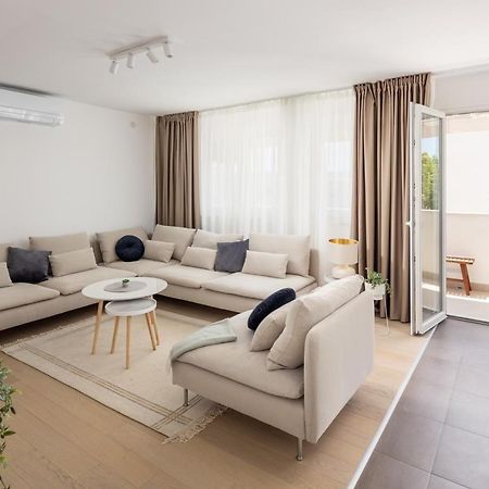 Apartment Nova 4* Dugi Rat Bagian luar foto