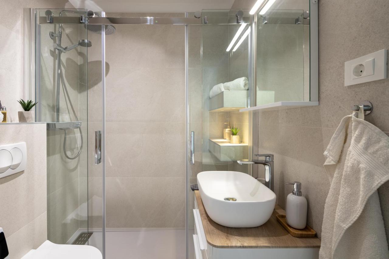 Apartment Nova 4* Dugi Rat Bagian luar foto