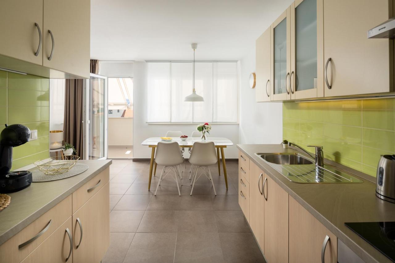 Apartment Nova 4* Dugi Rat Bagian luar foto