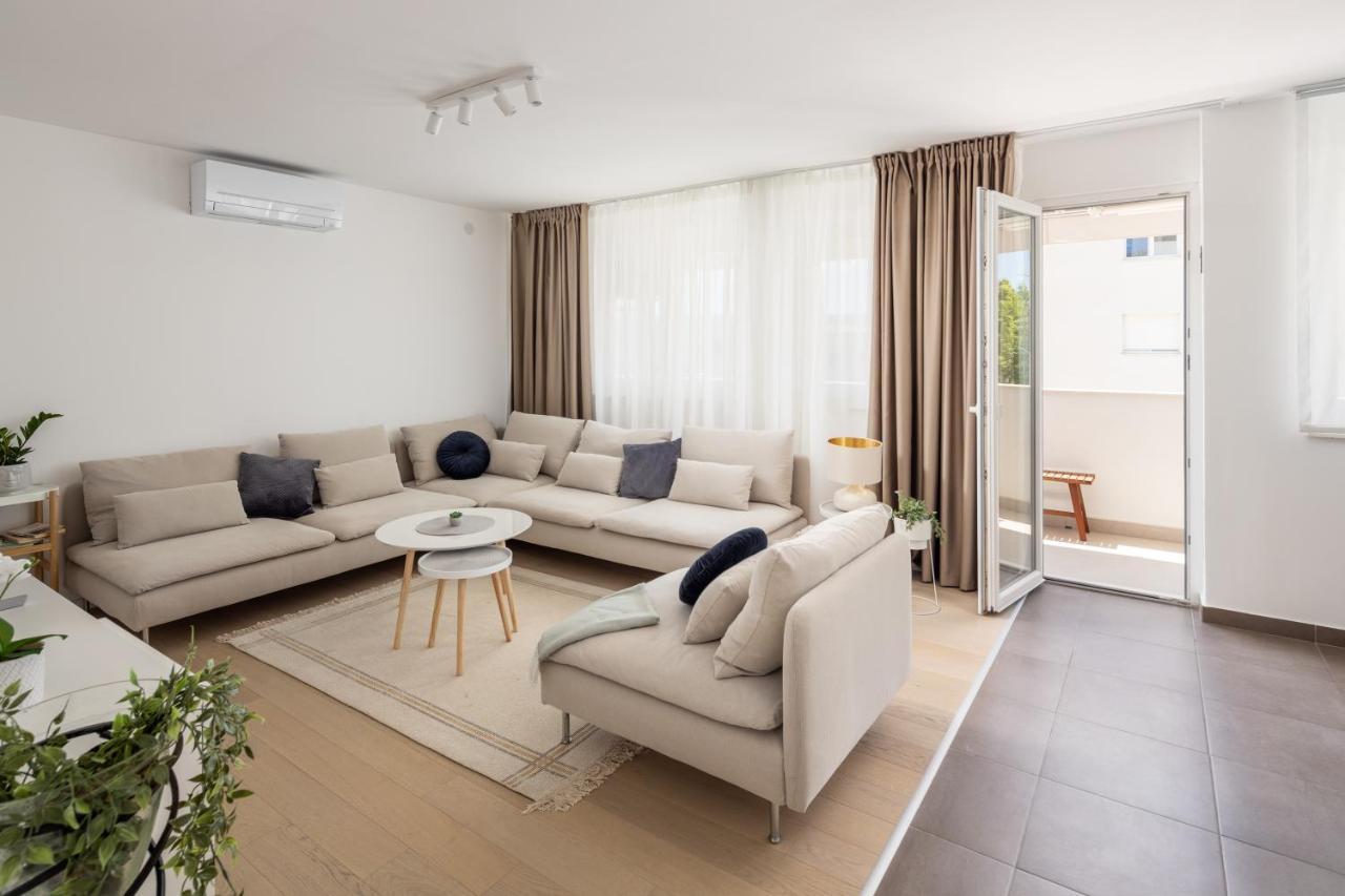 Apartment Nova 4* Dugi Rat Bagian luar foto