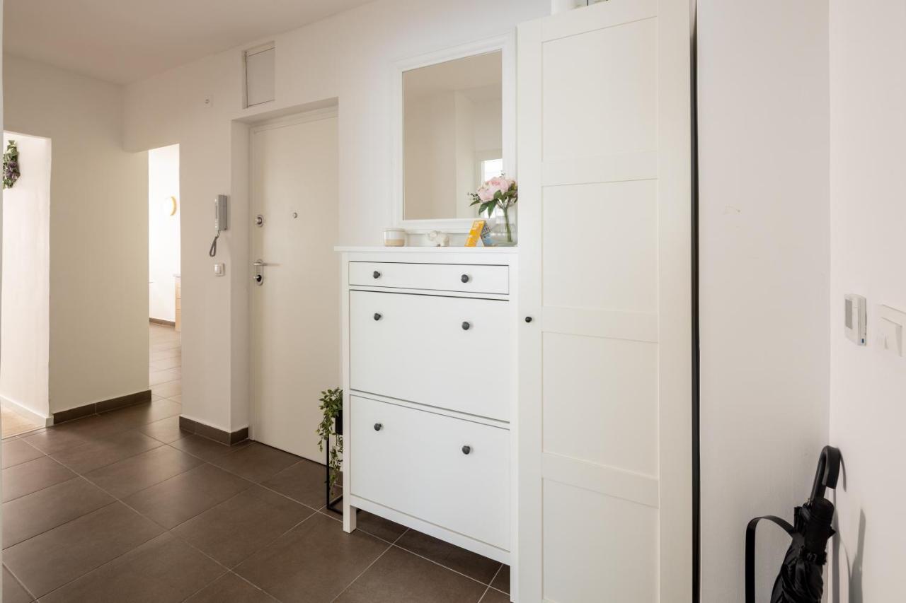 Apartment Nova 4* Dugi Rat Bagian luar foto