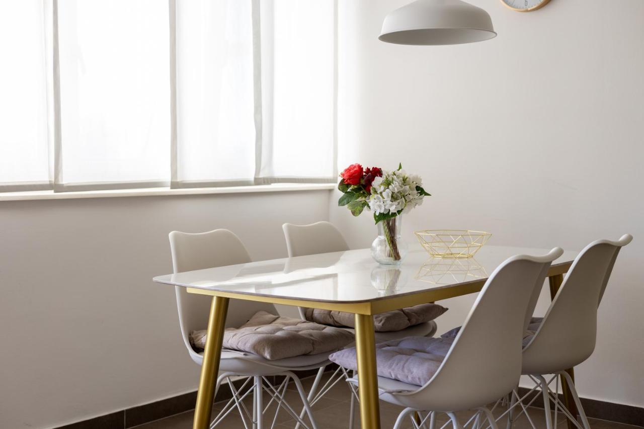 Apartment Nova 4* Dugi Rat Bagian luar foto