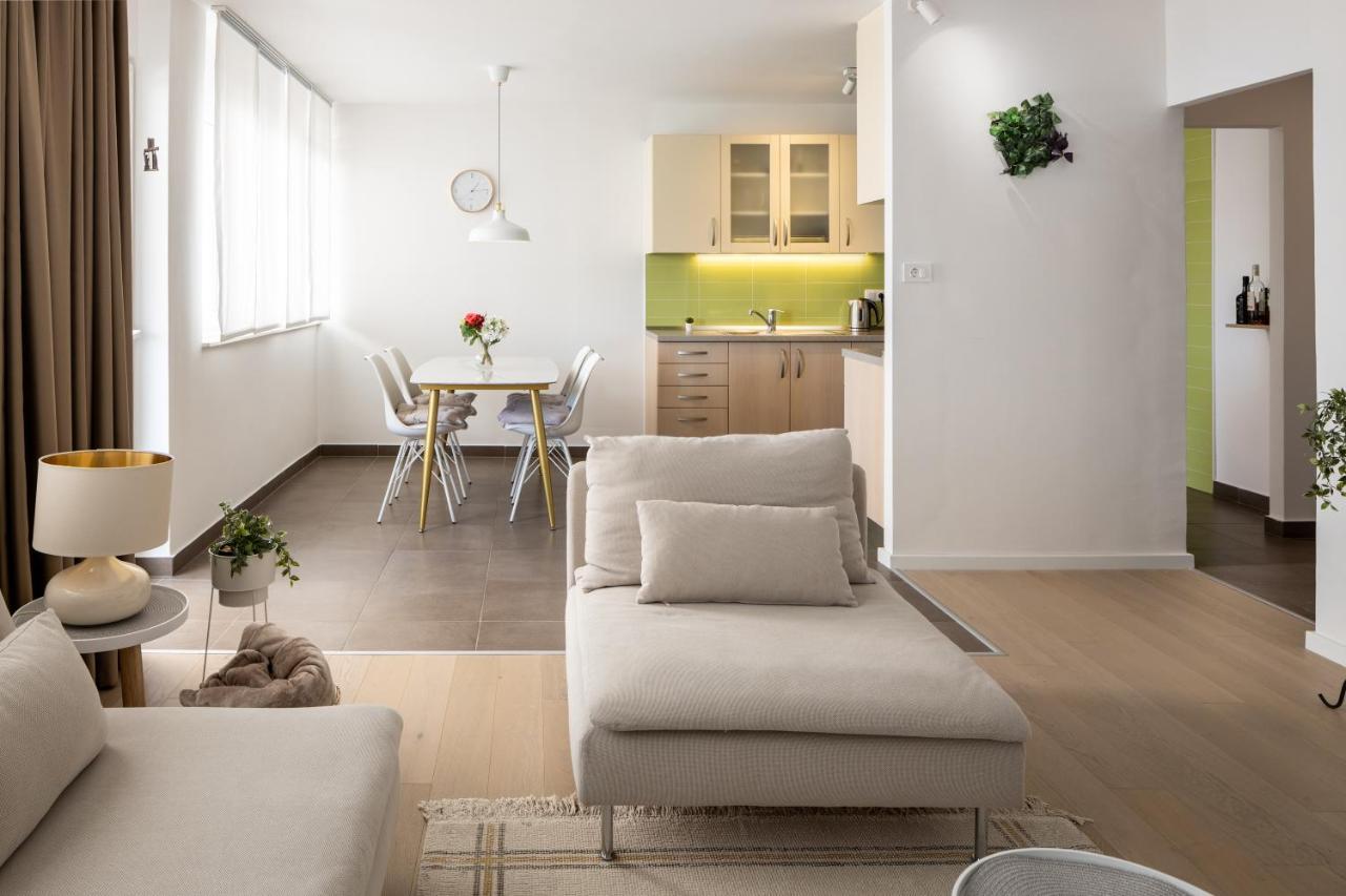 Apartment Nova 4* Dugi Rat Bagian luar foto